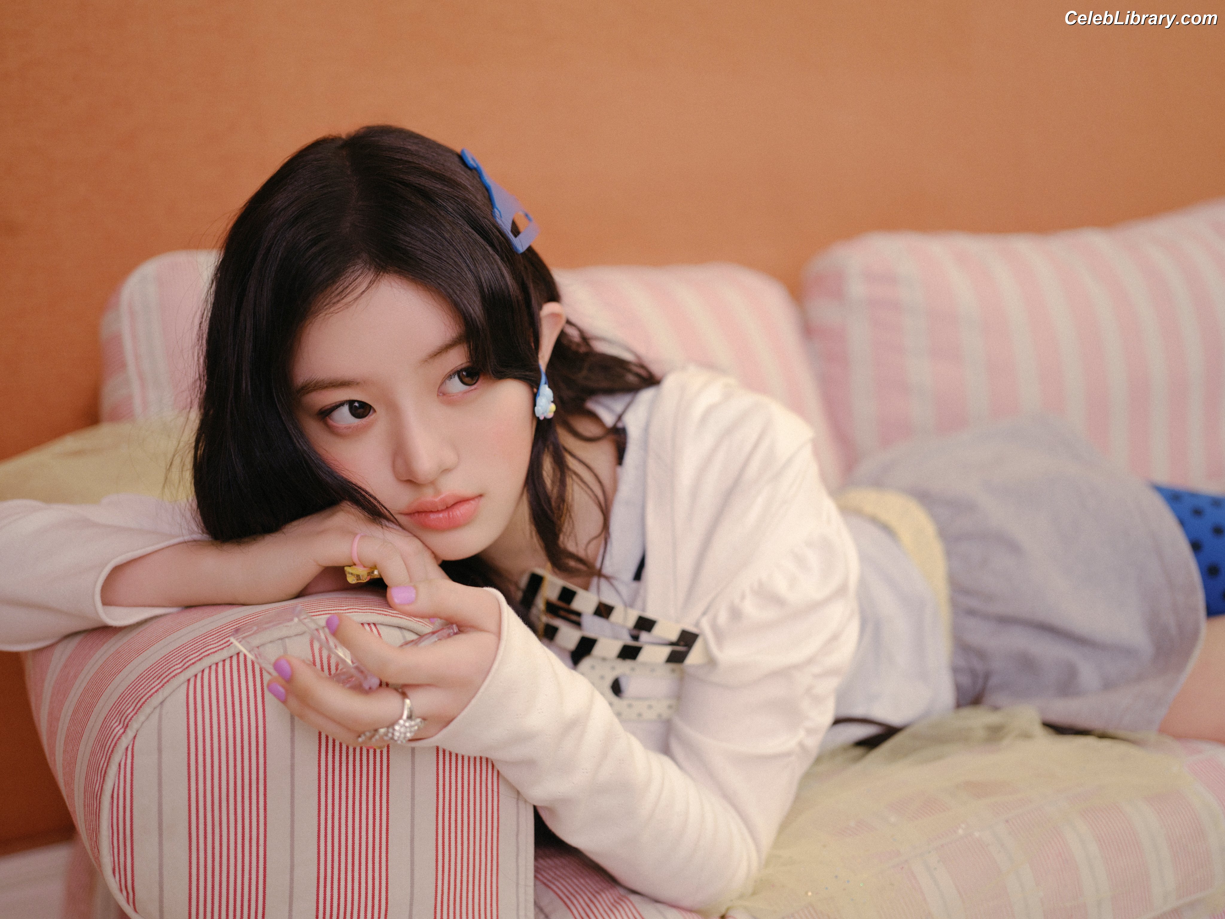 Minju (ILLIT) photo 15 of 26