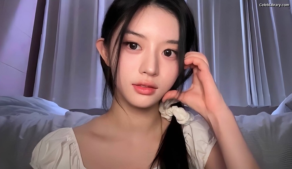 Minju (ILLIT) photo 21 of 26