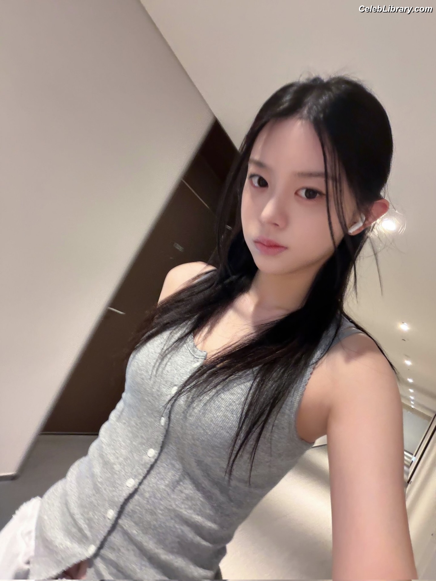 Minju (ILLIT) photo 22 of 26