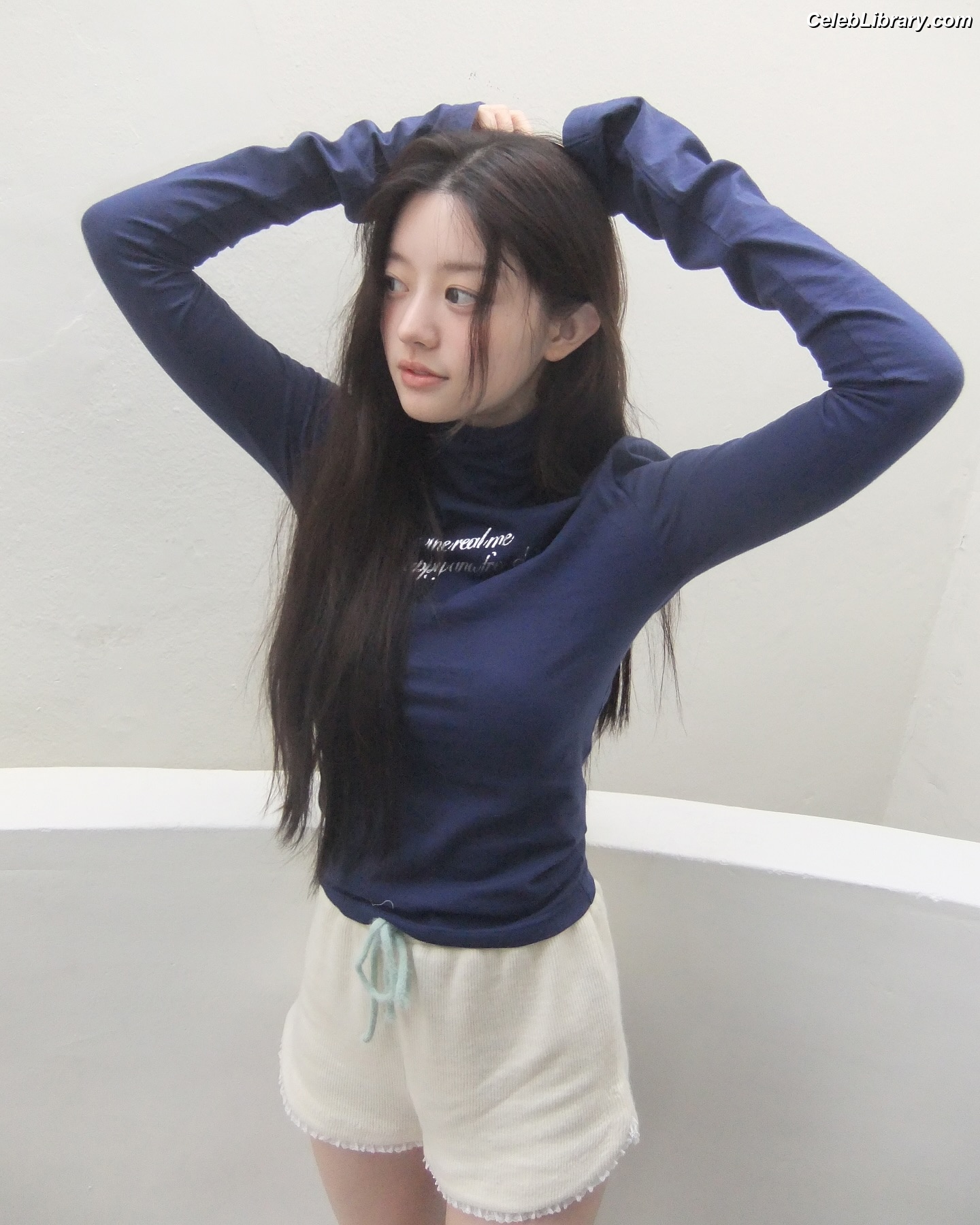 Minju (ILLIT) photo 1 of 26