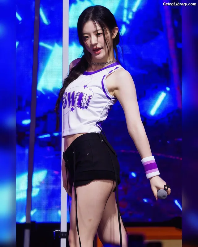 Minju (ILLIT) photo 1 of 26