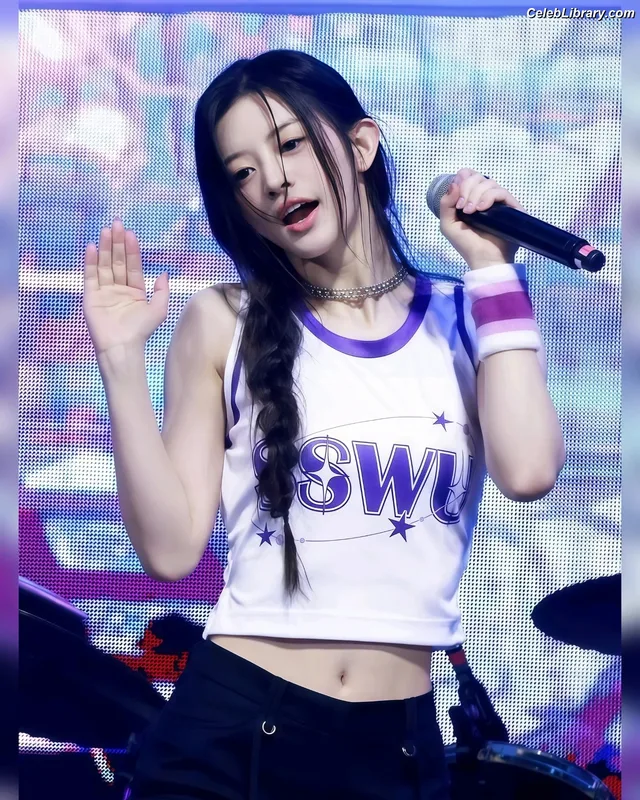 Minju (ILLIT) photo 2 of 26