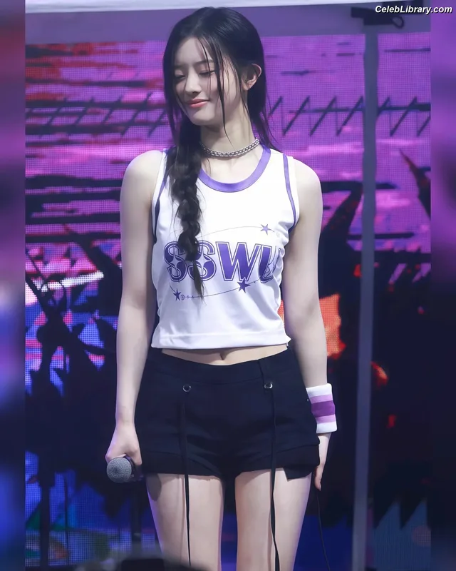 Minju (ILLIT) photo 3 of 26