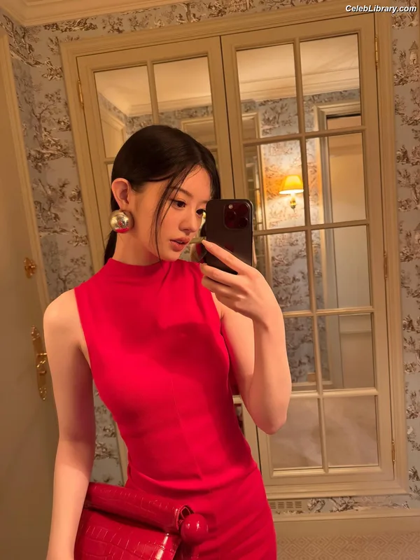Minju (ILLIT) photo 5 of 26