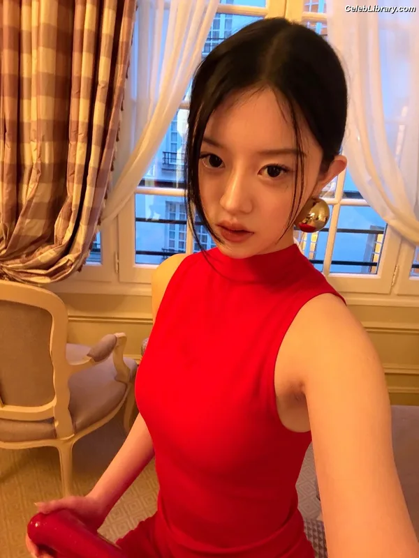 Minju (ILLIT) photo 4 of 26