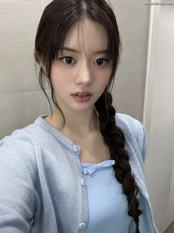 Minju (ILLIT) photo 10 of 26
