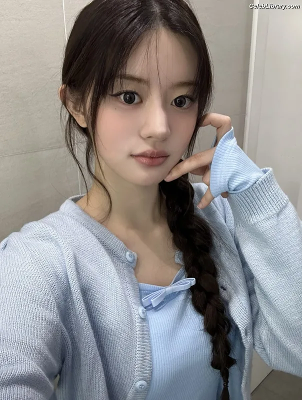 Minju (ILLIT) photo 11 of 26