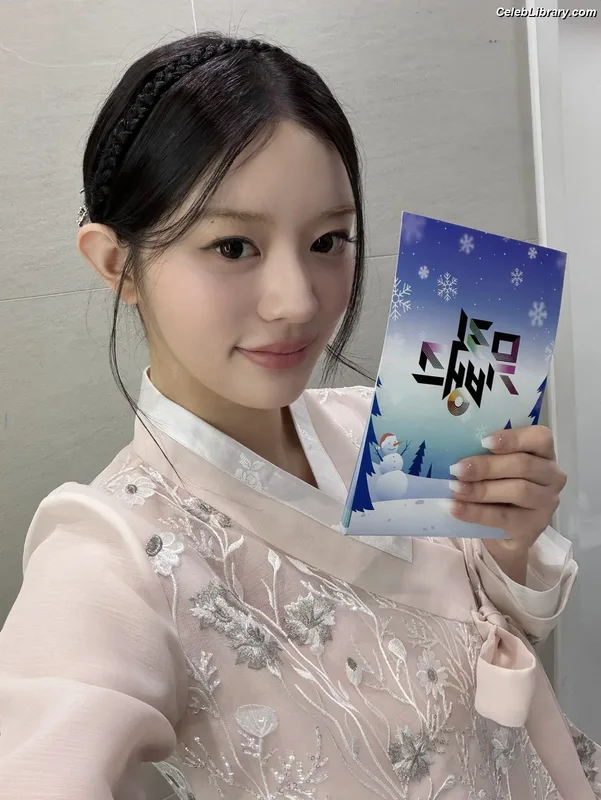 Minju (ILLIT) photo 12 of 26