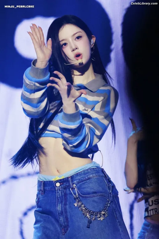 Minju (ILLIT) photo 13 of 26