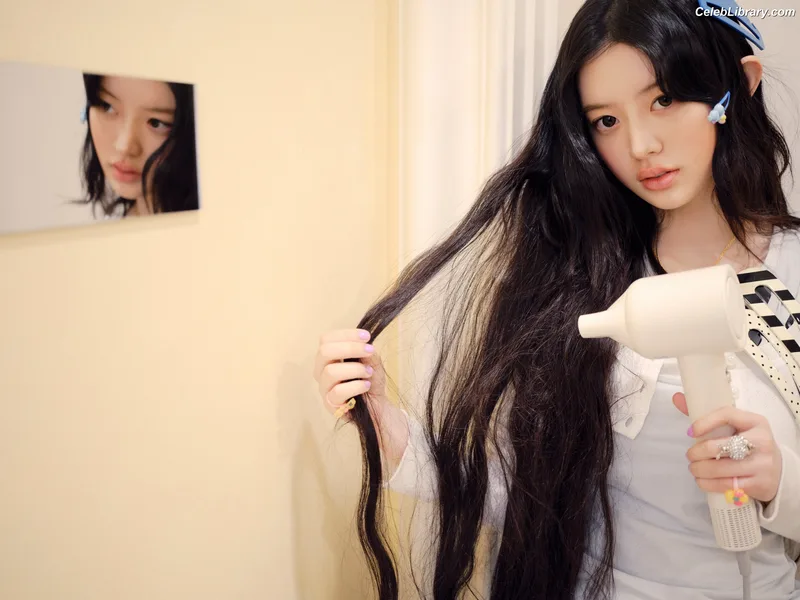 Minju (ILLIT) photo 16 of 26