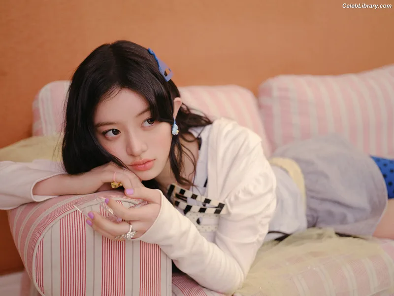 Minju (ILLIT) photo 15 of 26