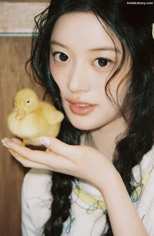 Minju (ILLIT) photo 23 of 26