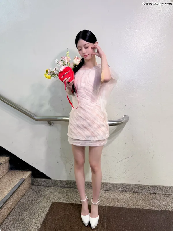 Minju (ILLIT) photo 18 of 26