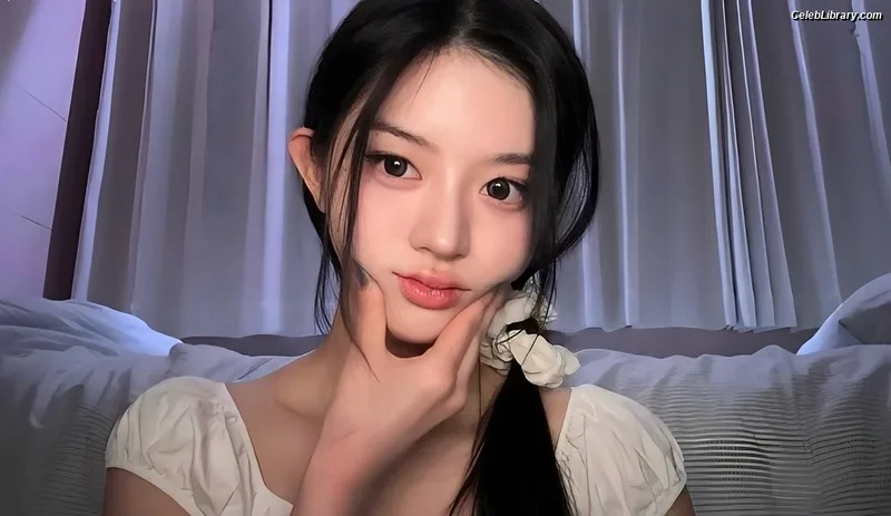 Minju (ILLIT) photo 20 of 26