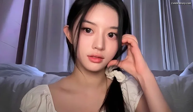 Minju (ILLIT) photo 19 of 26