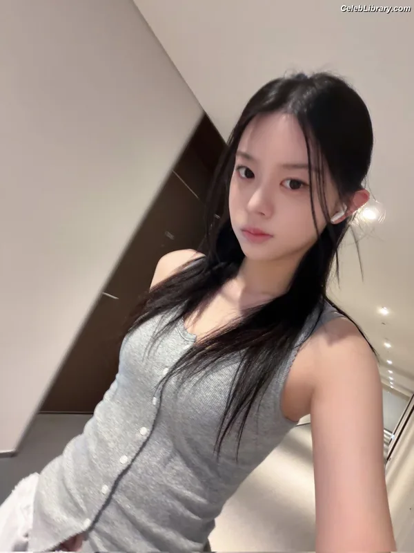 Minju (ILLIT) photo 22 of 26