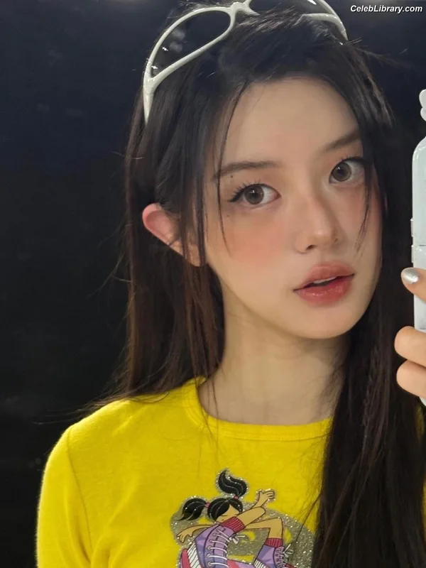 Minju (ILLIT) photo 17 of 26