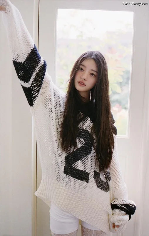 Minju (ILLIT) photo 24 of 26