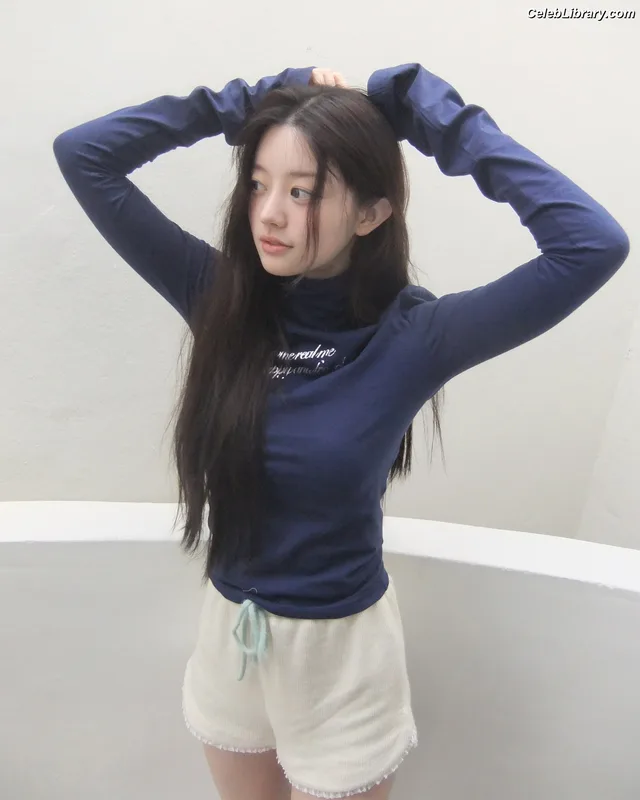 Minju (ILLIT) photo 1 of 26