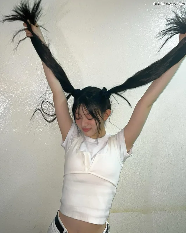 Minju (ILLIT) photo 2 of 26