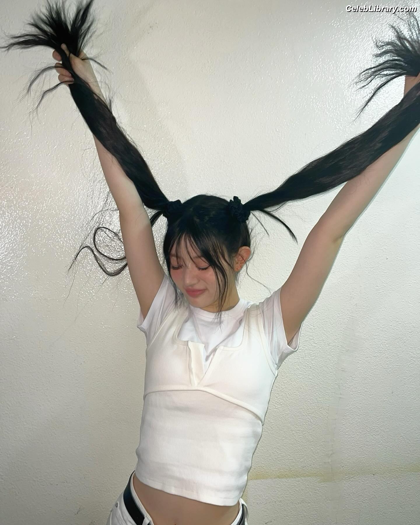 Minju (ILLIT) photo 2 of 26