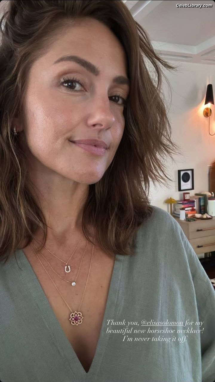 Minka Kelly photo 3 of 425