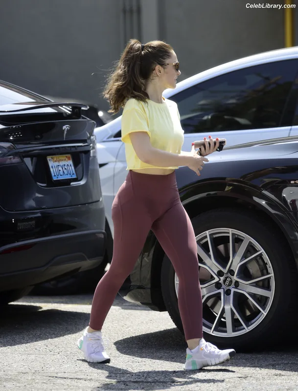 Minka Kelly photo 4 of 425