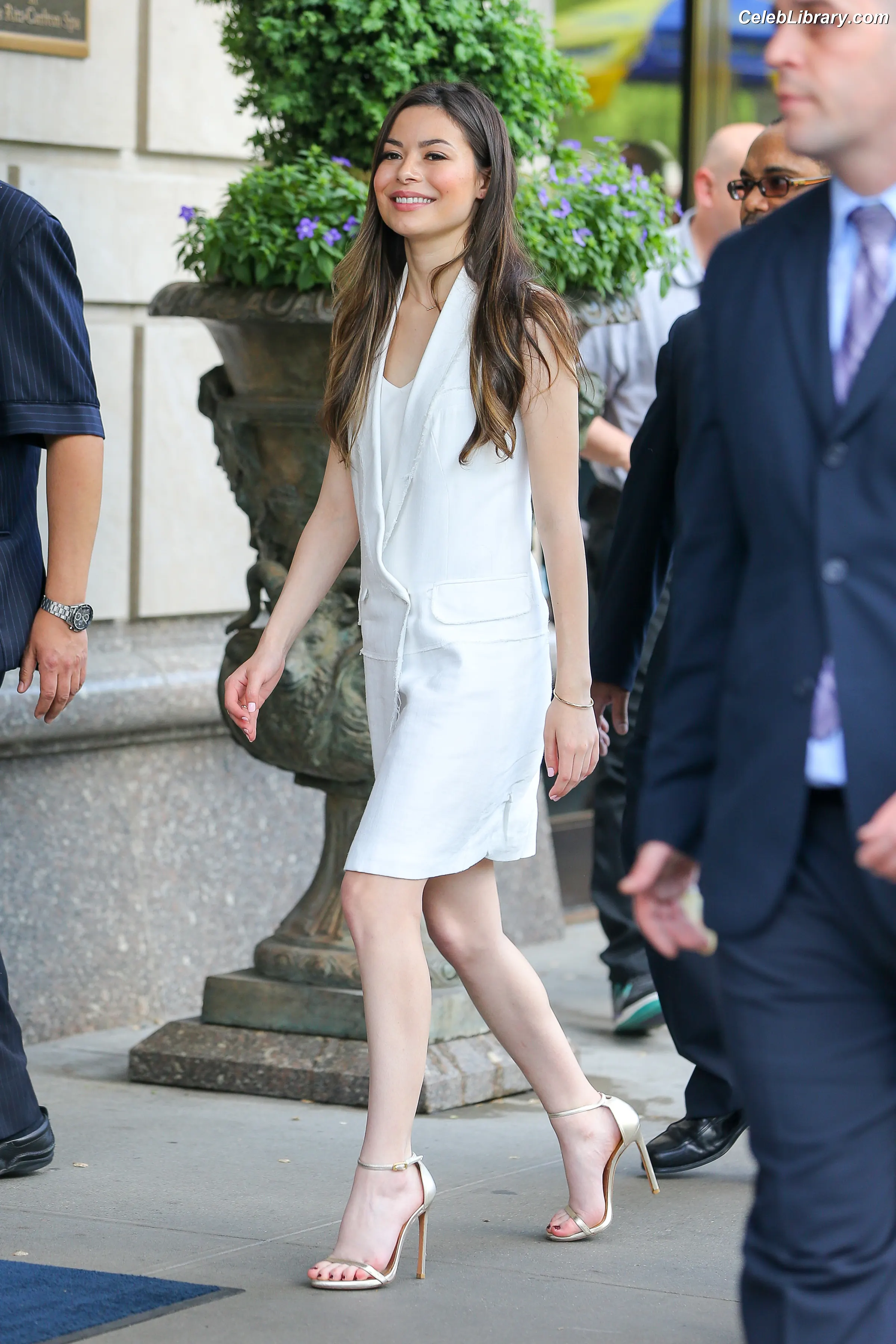 Miranda Cosgrove photo 13 of 263