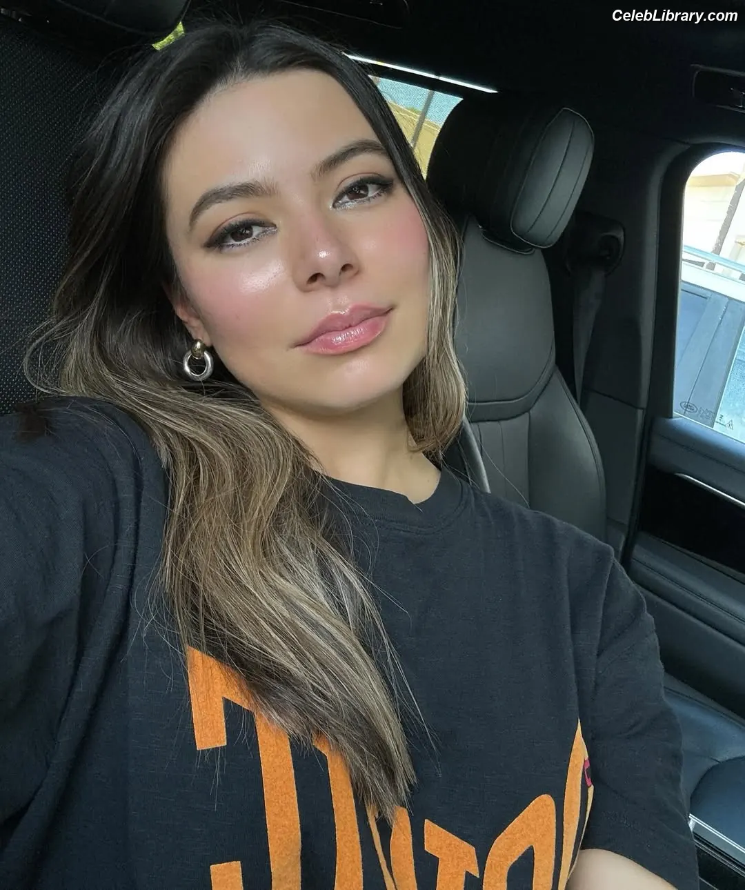 Miranda Cosgrove photo 18 of 263