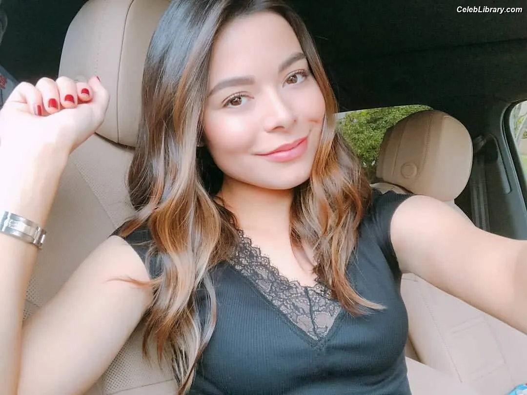Miranda Cosgrove photo 20 of 263