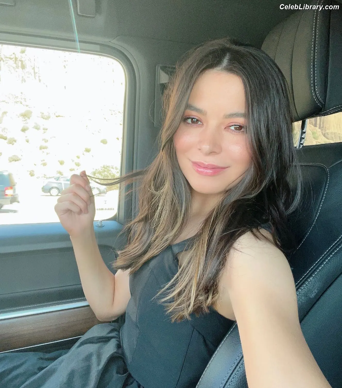 Miranda Cosgrove photo 24 of 263