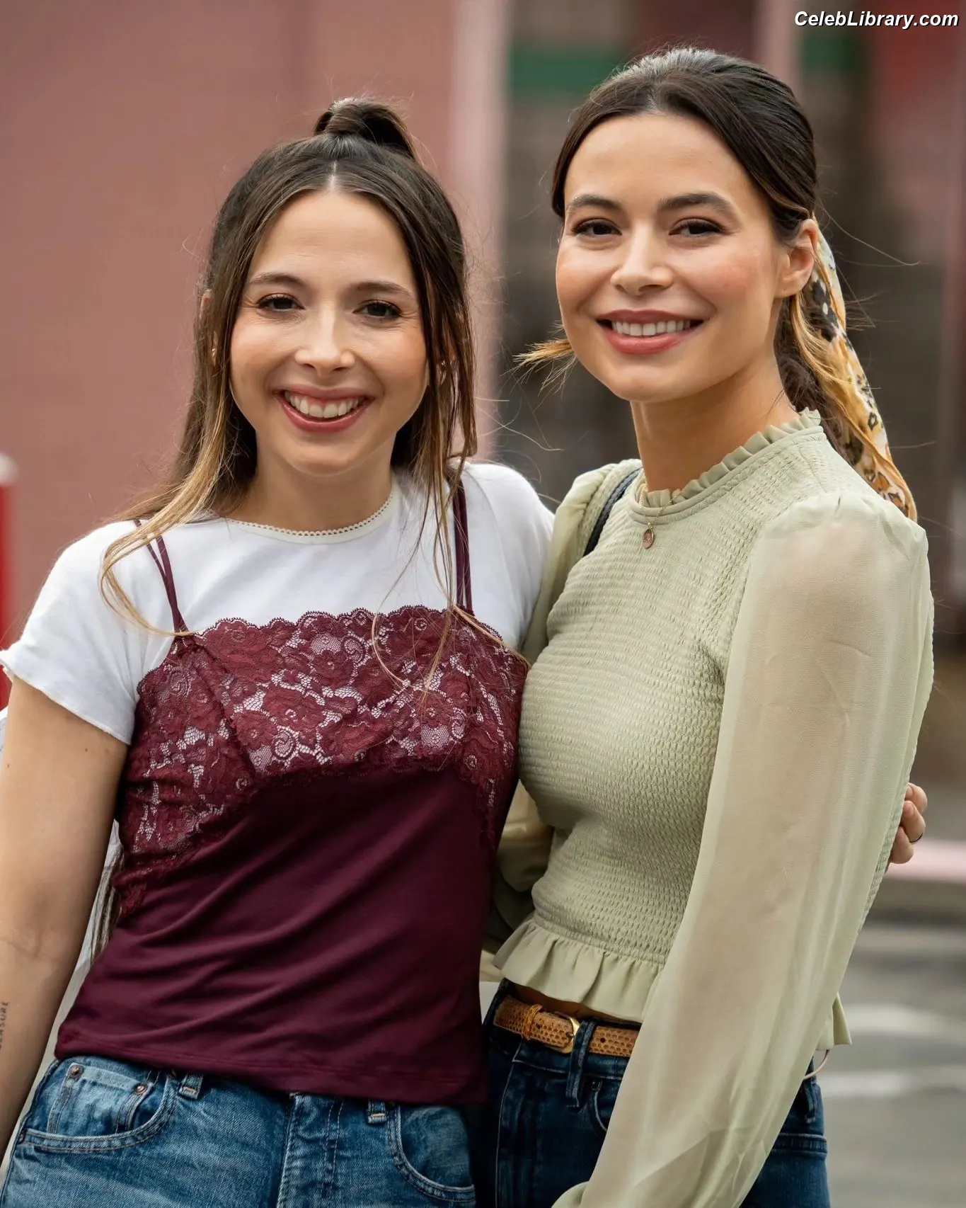 Miranda Cosgrove photo 1 of 263