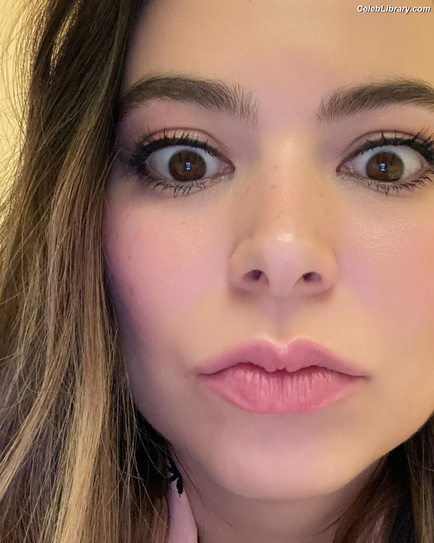 Miranda Cosgrove photo 24 of 263