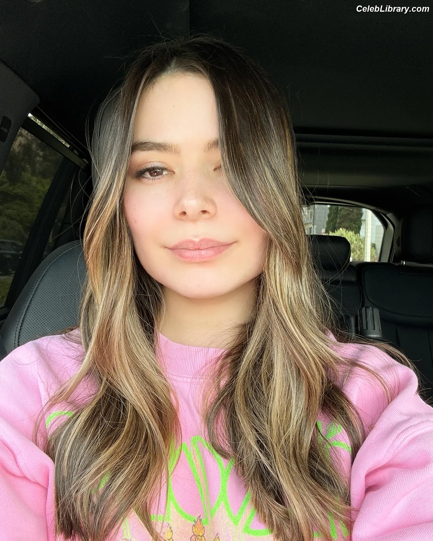 Miranda Cosgrove photo 1 of 263