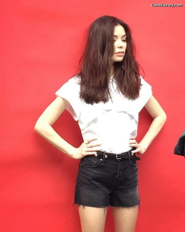 Miranda Cosgrove photo 11 of 263
