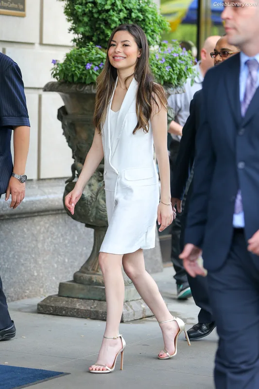Miranda Cosgrove photo 13 of 264