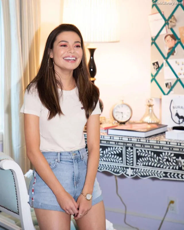 Miranda Cosgrove photo 14 of 264