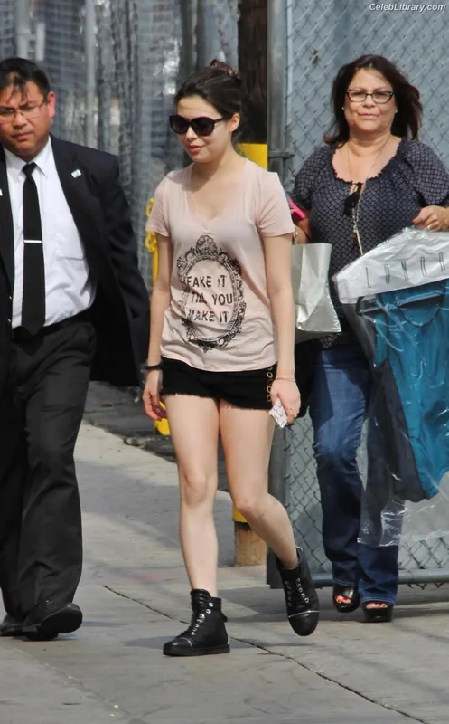 Miranda Cosgrove photo 17 of 264