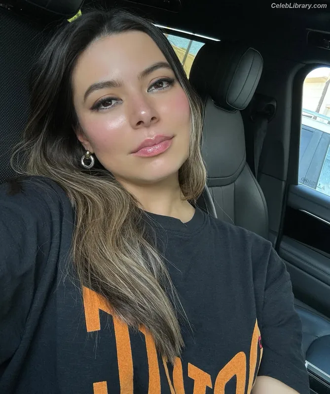 Miranda Cosgrove photo 18 of 264