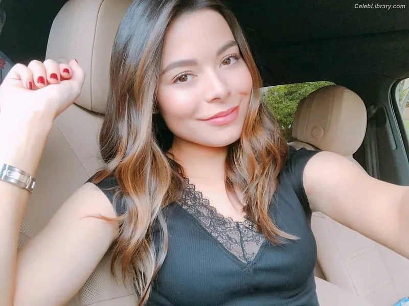 Miranda Cosgrove photo 20 of 264