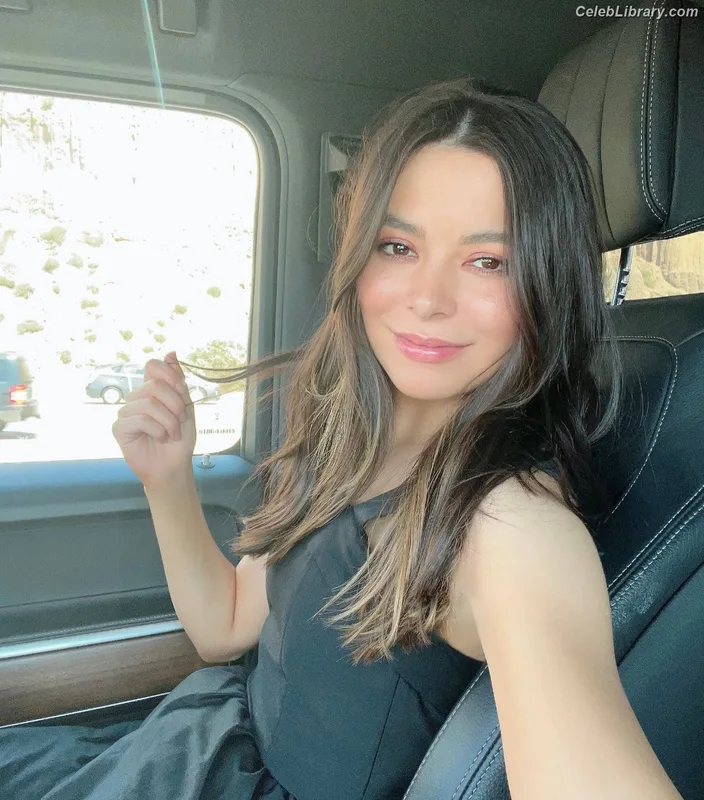 Miranda Cosgrove photo 24 of 264