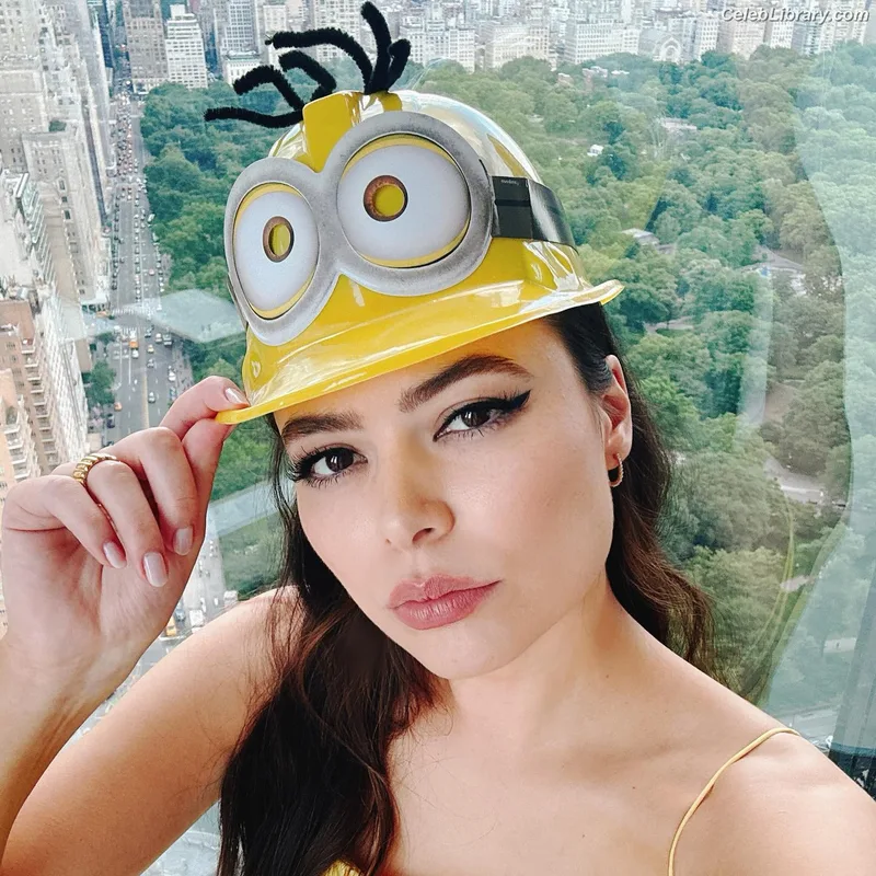 Miranda Cosgrove photo 8 of 264