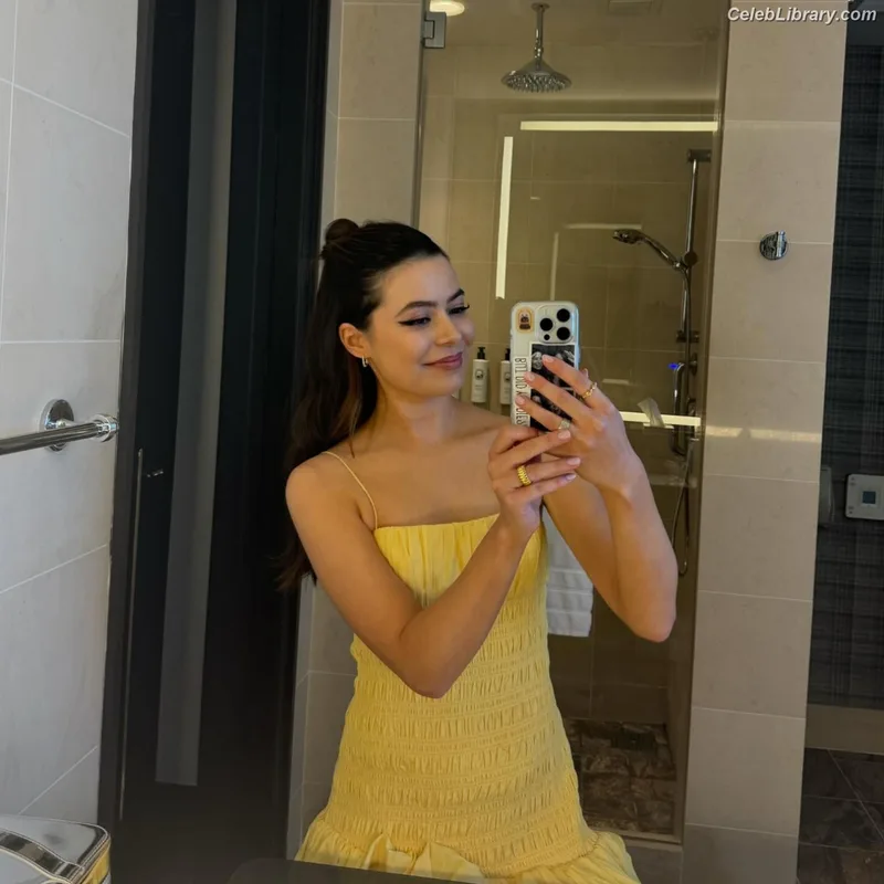 Miranda Cosgrove photo 10 of 264