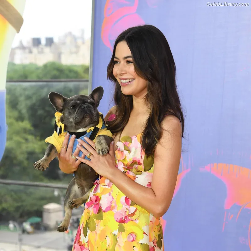 Miranda Cosgrove photo 11 of 264