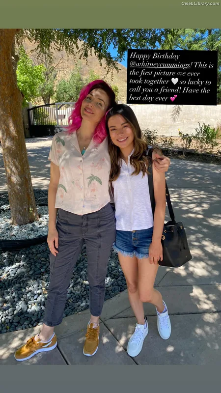 Miranda Cosgrove photo 15 of 264