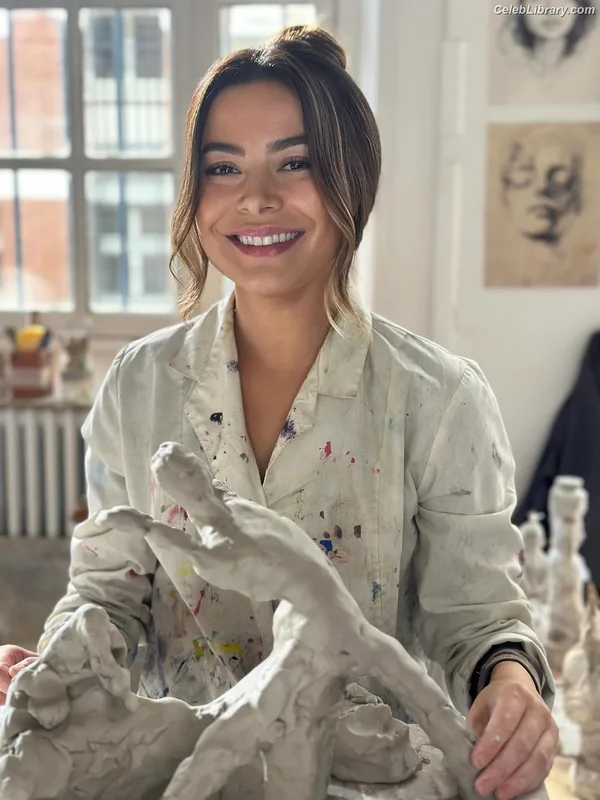 Miranda Cosgrove photo 17 of 264