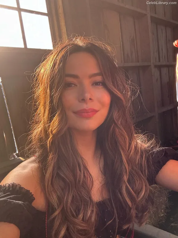 Miranda Cosgrove photo 18 of 264