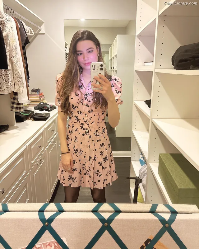 Miranda Cosgrove photo 20 of 264