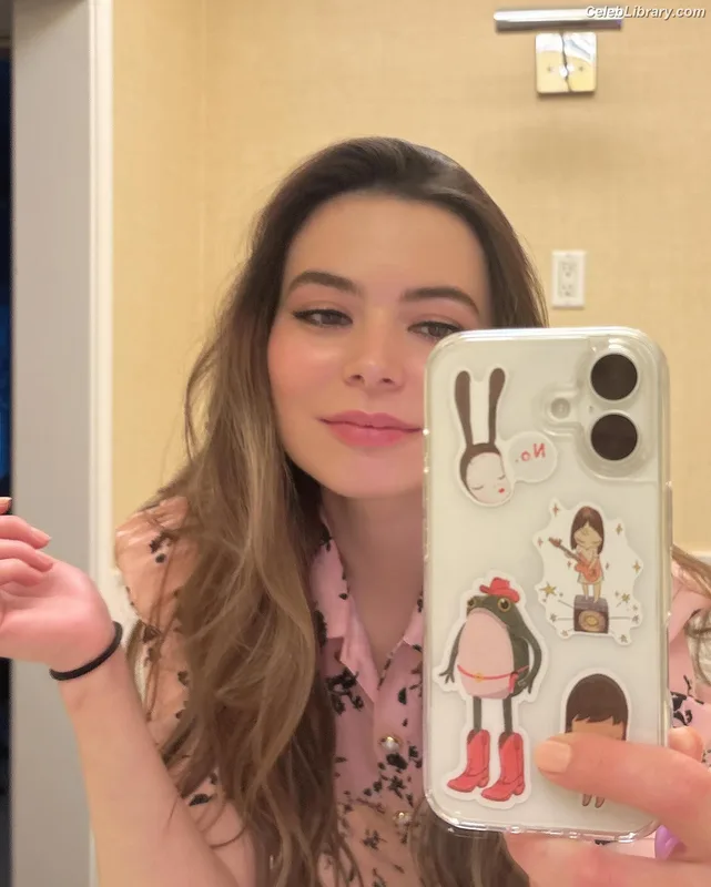Miranda Cosgrove photo 23 of 264