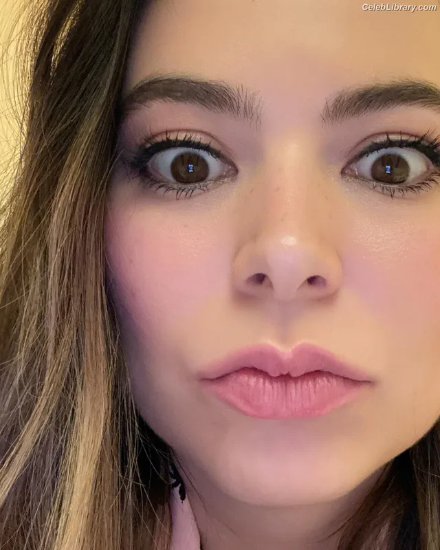 Miranda Cosgrove photo 24 of 264